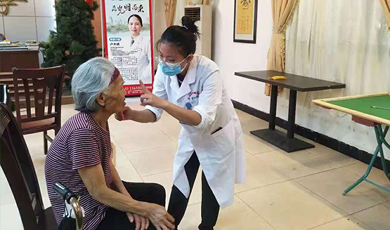 定期关爱老人眼视力.生活更给力