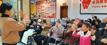 春风迎面吹，桃花朵朵开
